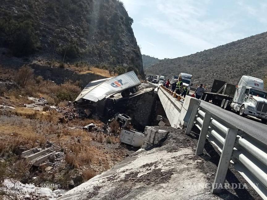 Trailero destroza su unidad en el tramo Saltillo-Los Chorros; resulta grave