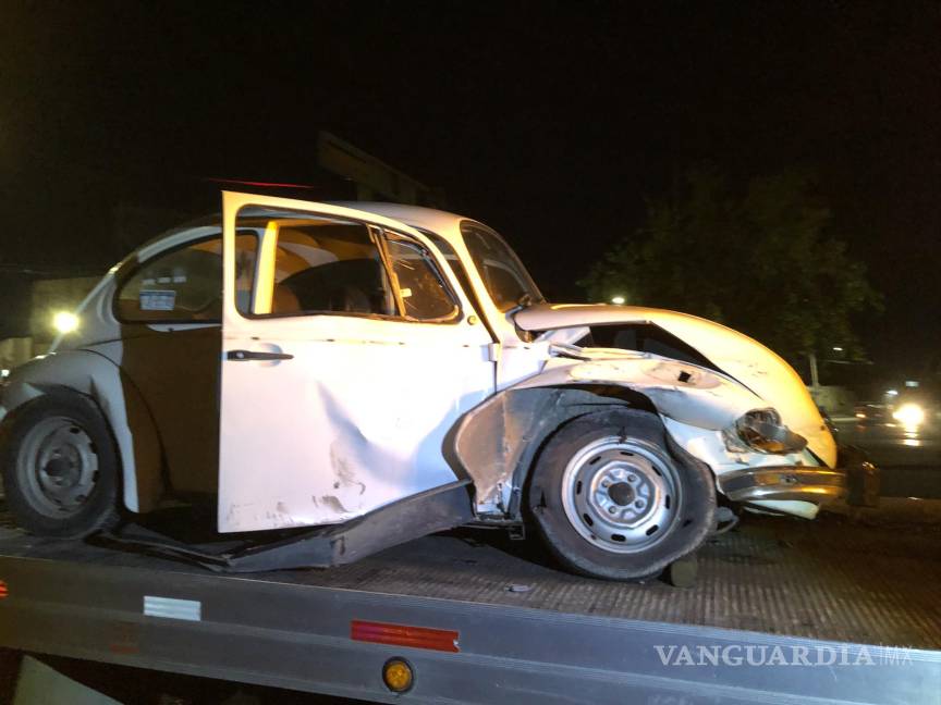 Saltillo: vochito se pasa el alto y destroza vehículo de reciente modelo