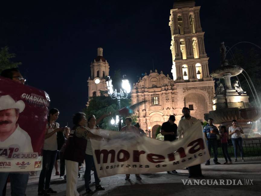 $!Morena festeja triunfo de AMLO y Guadiana en la Plaza de Armas de Saltillo