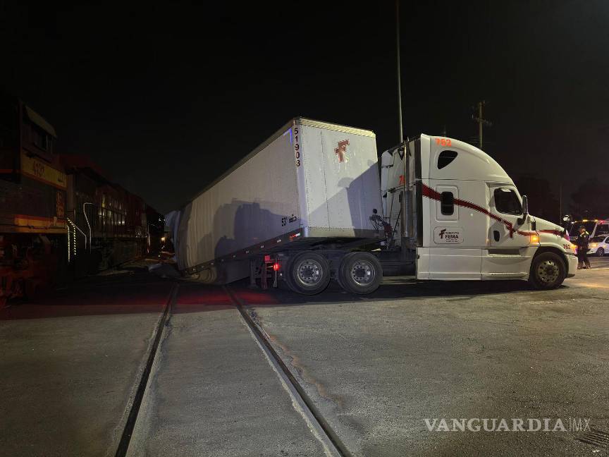 $!A pesar del fuerte choque, el conductor del tráiler resultó ileso y no requirió atención médica.