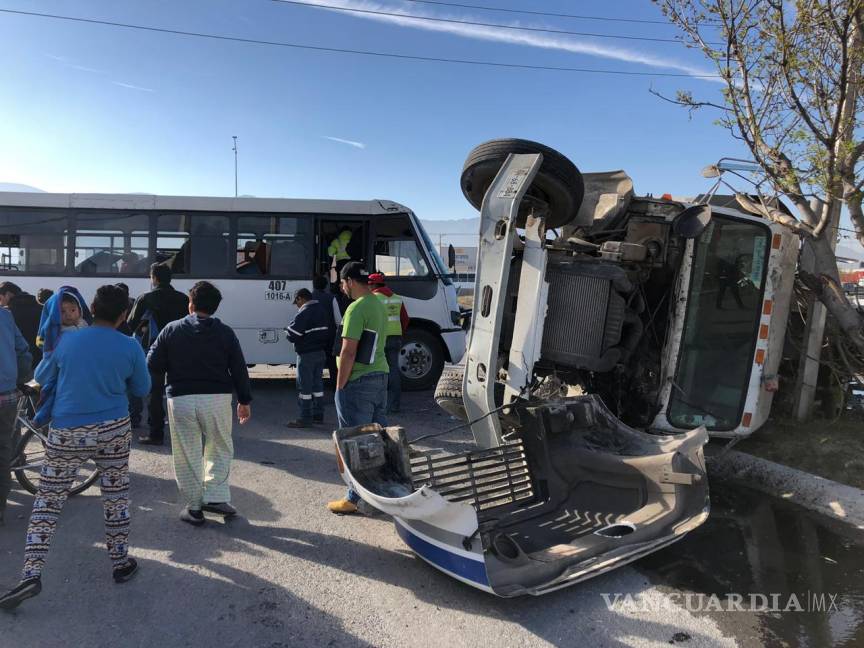 $!Accidente en Saltillo entre camión de pasajeros y tráiler, deja al menos 30 lesionados (Video)