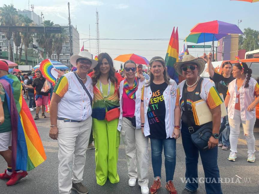 Desafían altas temperaturas en la 23 Marcha del Orgullo Nuevo León