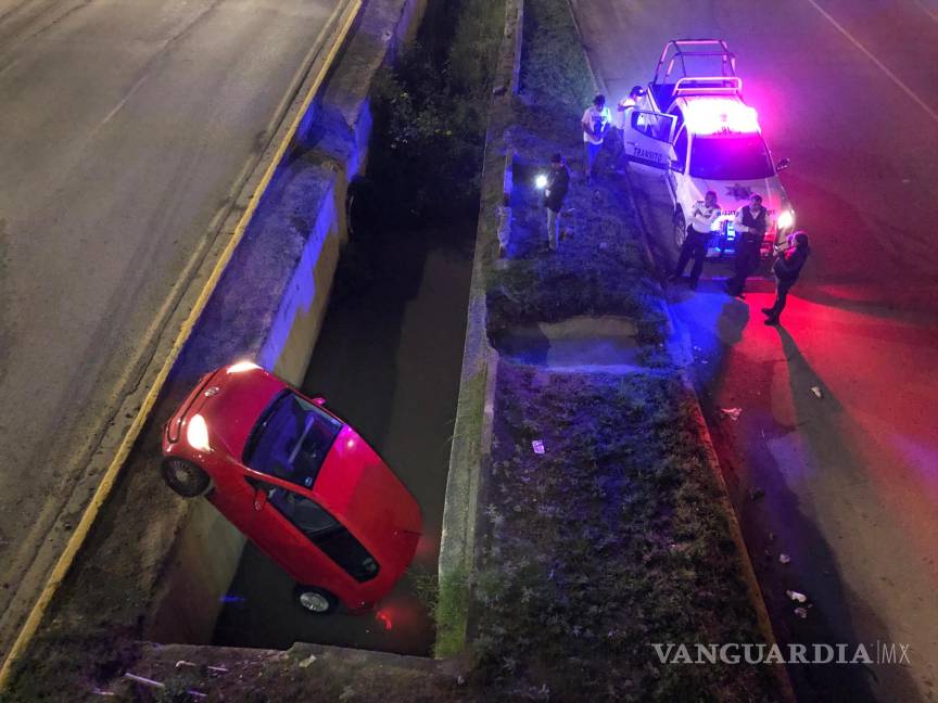 $!El conductor del Volkswagen Golf fue detenido por Tránsito Municipal tras el accidente.