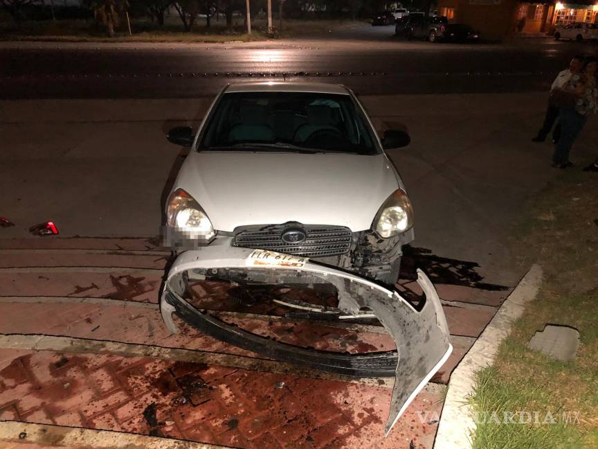 $!La glorieta Carranza se convirtió en el escenario de un accidente que pudo tener consecuencias graves.