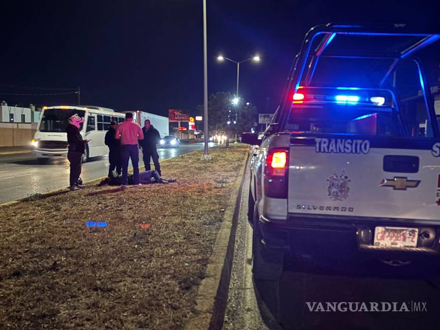 $!Elementos de Tránsito Municipal abanderaron la circulación para evitar más accidentes en la zona.