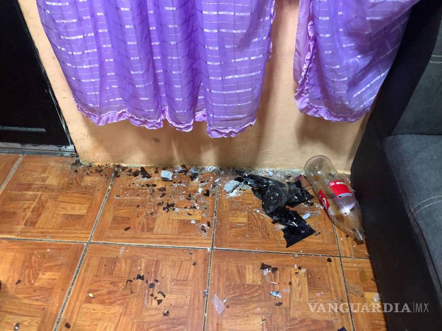 $!Los taxistas intentaron ingresar al domicilio lanzando piedras y destrozando un automóvil de la marca Nissan que se encontraba en la cochera.