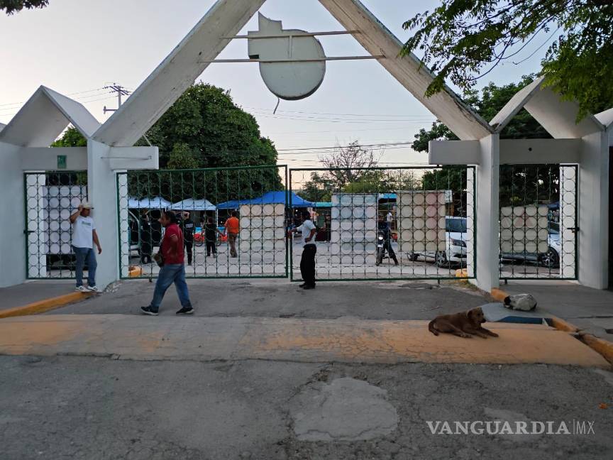 $!Familias torreonenses acudieron desde temprano a los panteones para honrar a sus seres queridos