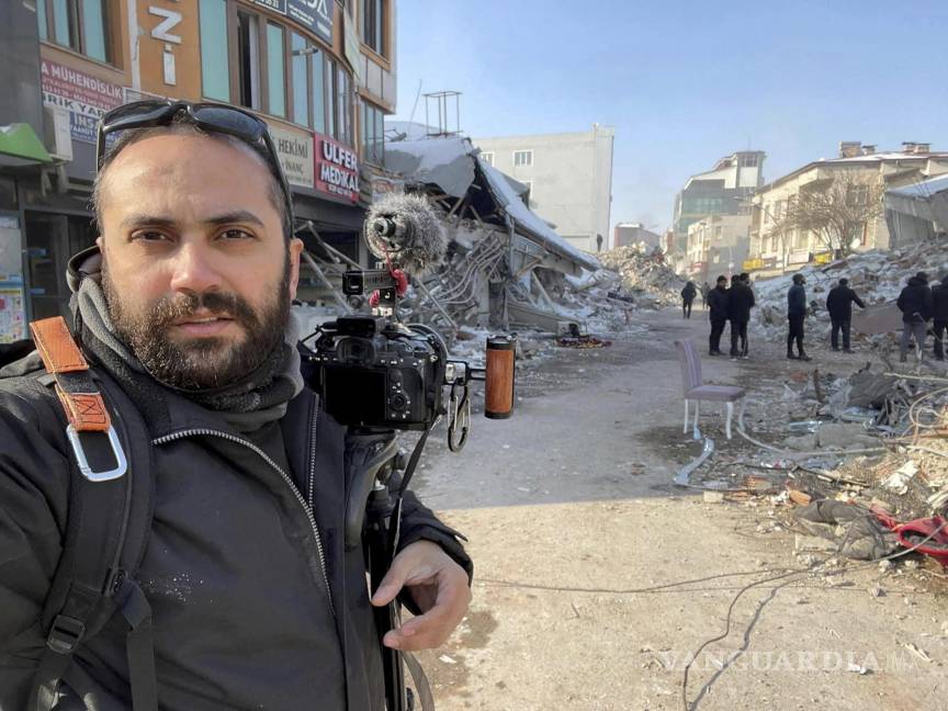$!En esta imagen difundida por Reuters se ve a Issam Abdallah, un videoperiodista de la agencia noticiosa, mientras se toma una selfie, el 11 de febrero de 2023, en Maras, Turquía. (Issam Abdallah/Reuters via AP, Archivo)