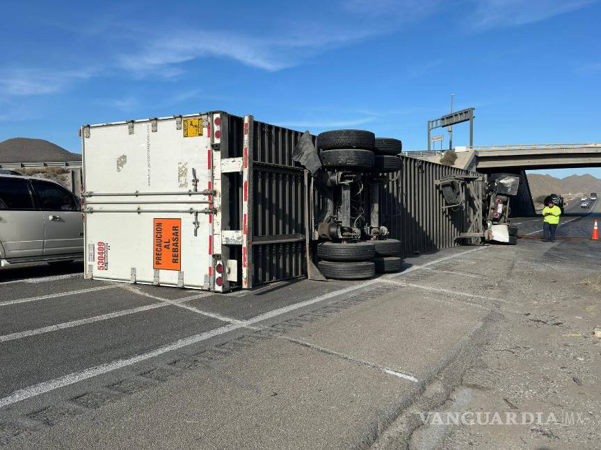 $!Paramédicos de Capufe valoraron al conductor, quien resultó con lesiones leves.