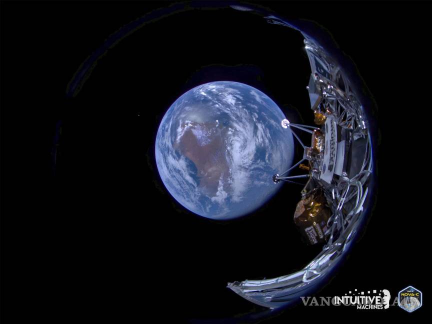 $!Esta imagen proporcionada por Intuitive Machines muestra su módulo de aterrizaje lunar Odysseus con la Tierra al fondo el 16 de febrero de 2024.