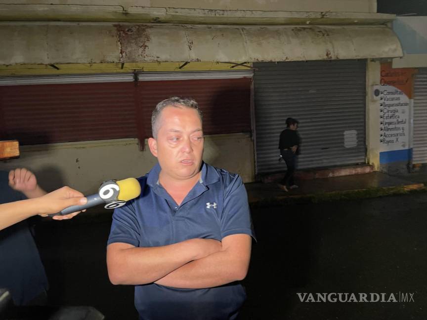 Bache ‘invisible’ origina volcadura en Saltillo; lo confundieron con charco de agua