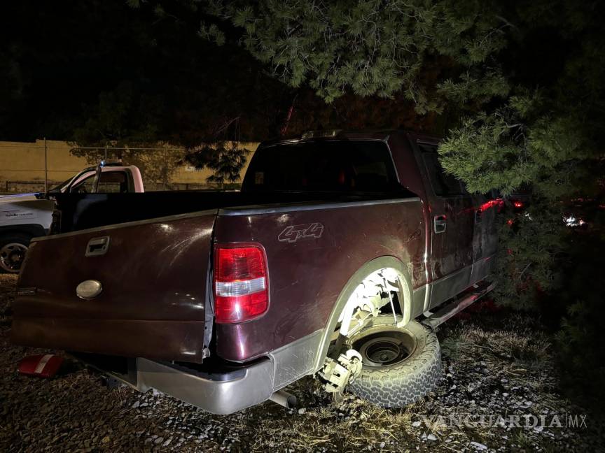 $!La camioneta quedó severamente dañada tras impactarse contra el árbol.