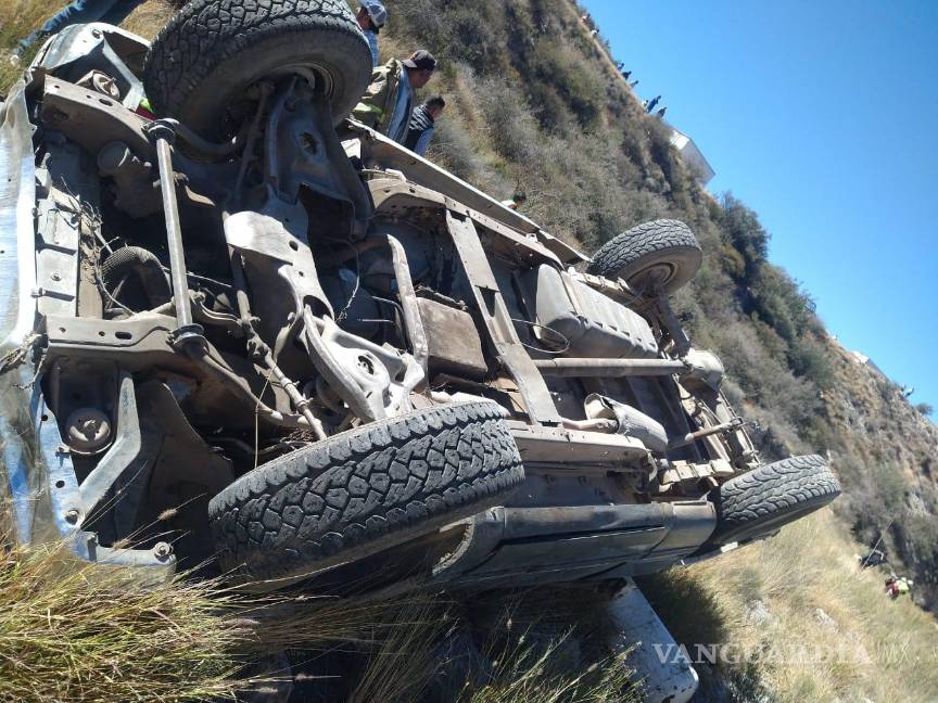 Mujer y sus 3 hijos resultan lesionados tras volcadura en ejido de Saltillo