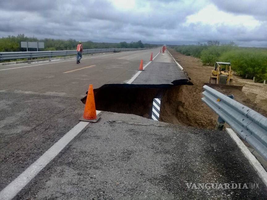$!Puente colapsado por las lluvias permanecerá cerrado; tráfico es desviado por Piedras Negras