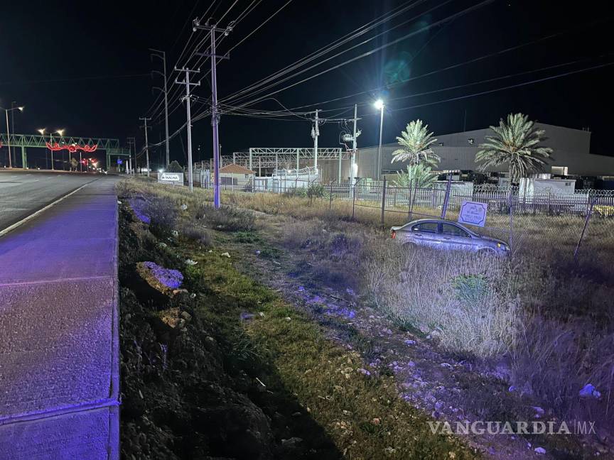 $!Un Dodge Attitude quedó varado tras un accidente en la colonia Teresitas durante la madrugada.