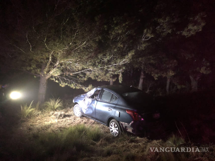$!Conductor sale del camino y choca contra árbol, en carretera a Huachichil