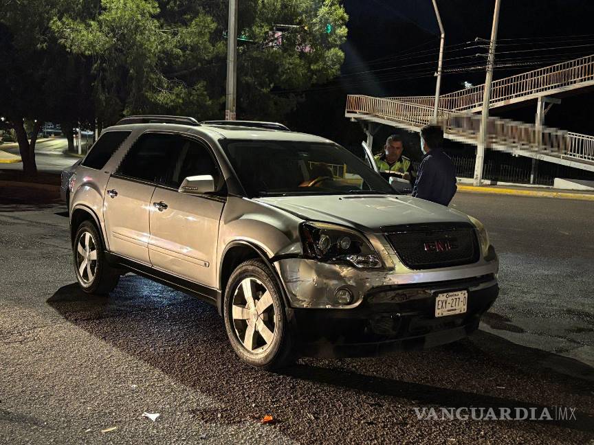 $!Elementos de Tránsito Municipal arribaron a la colonia Bellavista tras el accidente.