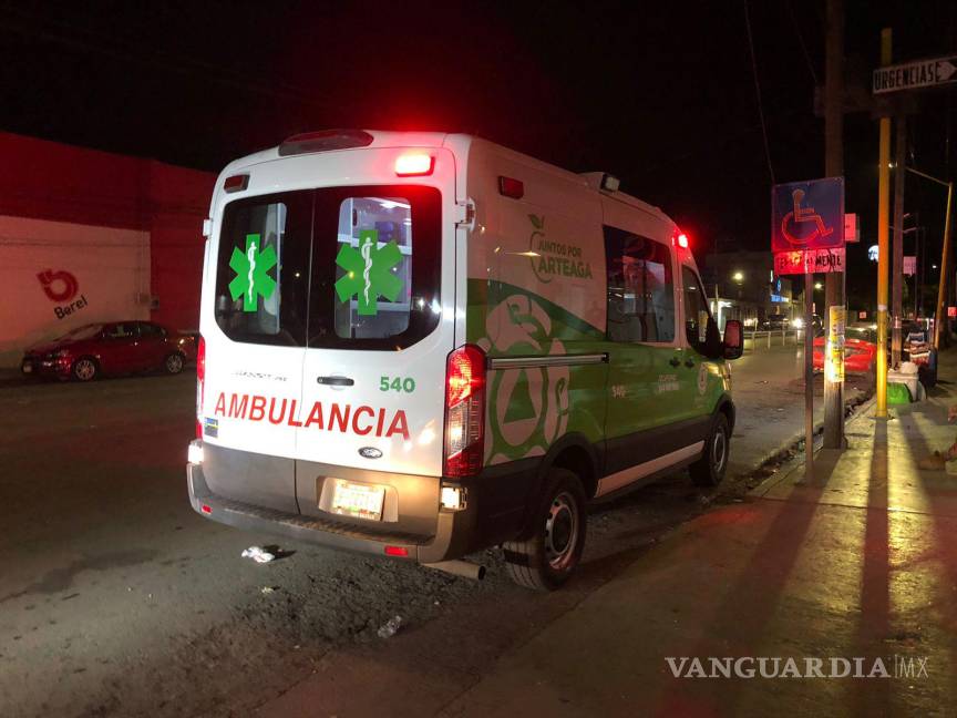 $!Una ambulancia de Arteaga atendió la emergencia.