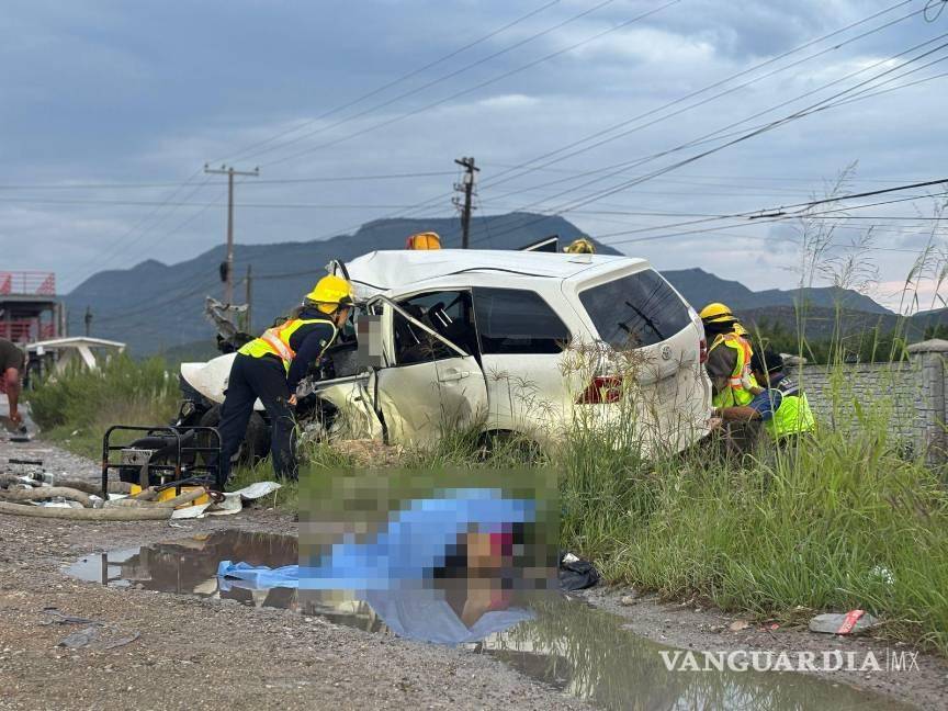 $!El siniestro ocurrió la madrugada del domingo, cuando una camioneta invadió el carril contrario e impactó de frente a los trabajadores que se dirigían a su jornada laboral.