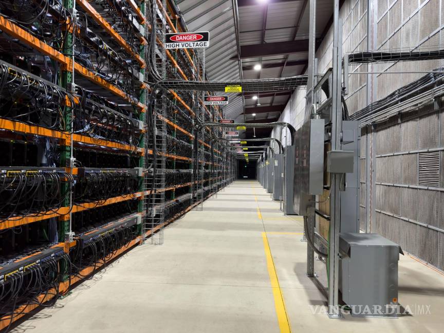 $!En la mina de bitcoin Applied Digitalos en Jamestown, North Dakota, los ventiladores trabajan para enfriar más de 30,000 computadoras.