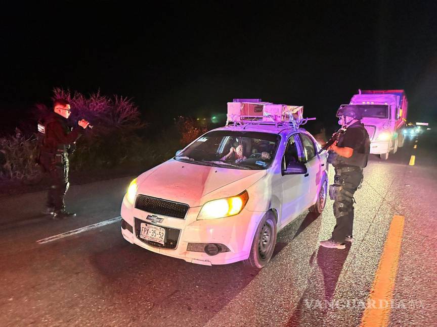 $!Policías de diversas corporaciones en los límites de Coahuila y Nuevo León, asegurando la zona y proporcionando apoyo a los automovilistas afectados.