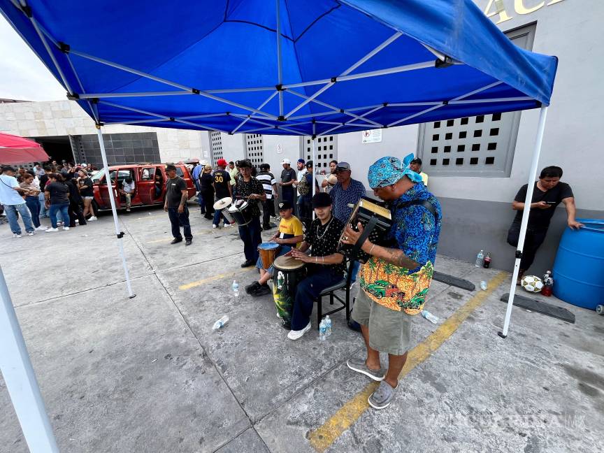 $!Decenas de familiares y amigos abarrotaron la capilla de Velación en Blvd. Antonio Cárdenas y Pedro Aranda, donde los despidieron con música colombiana y danzas.