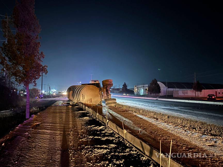 $!Los bomberos aseguraron que no hubo derrame de gasolina, evitando un posible accidente mayor.