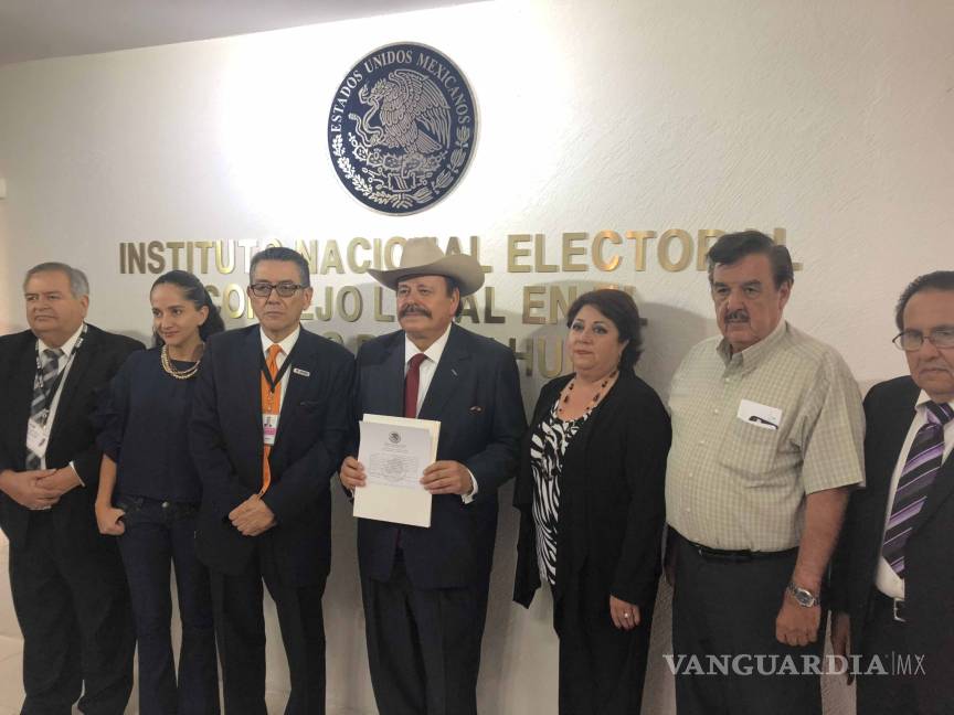 $!Armando Guadiana y Verónica Martínez reciben constancia del INE para ser senadores