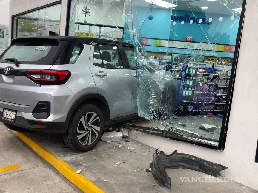 Entra con todo y coche a farmacia; falló el coche, dice