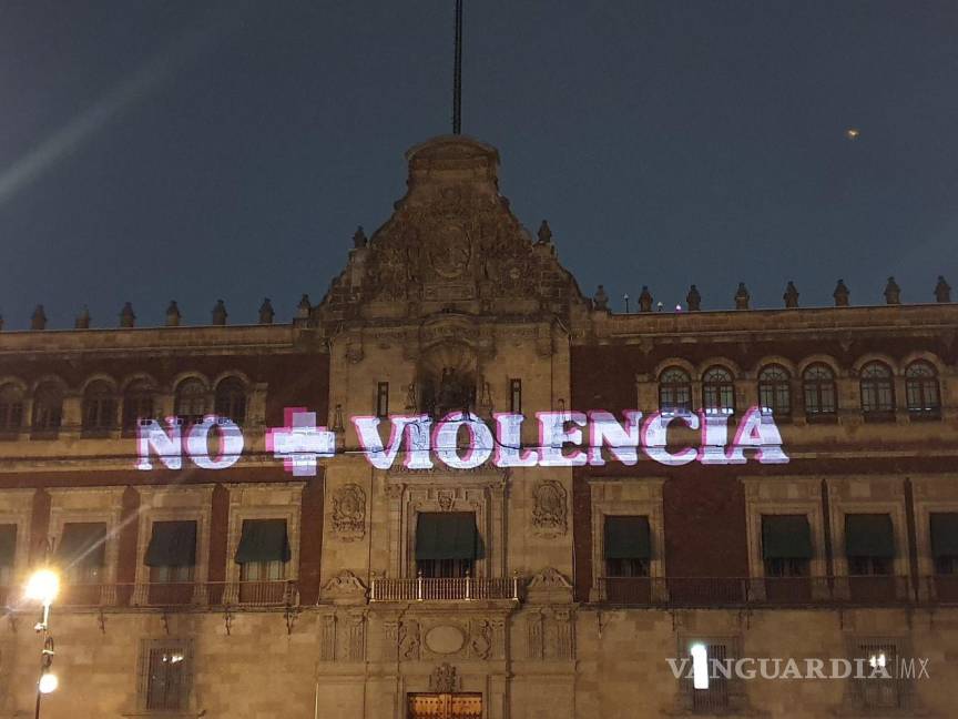 $!‘AMLO, date cuenta’, feministas proyectan consignas en Palacio Nacional