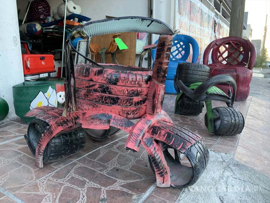 Saltillense elabora con llantas maceteros y hasta salas completas