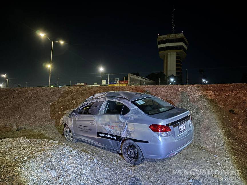 $!A pesar del aparatoso vuelco, el conductor no sufrió lesiones y no llevaba pasajeros al momento del accidente.