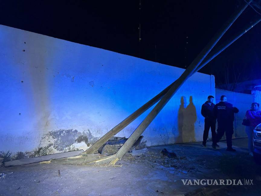 $!El poste de madera destrozado yacía en la acera, evidenciando el impacto del accidente y la magnitud del daño.