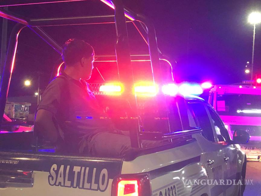 $!Elementos de Tránsito Municipal llegaron al lugar y detuvieron al agresivo joven .