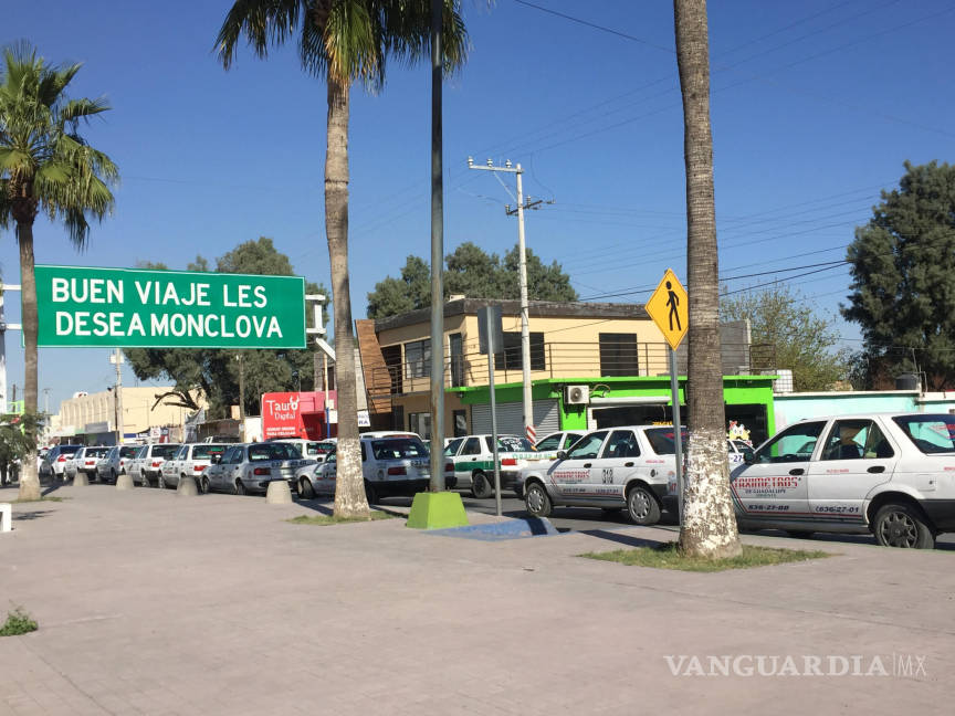$!Taxistas bloquean vías en Monclova; piden se vaya Indriver y Uber