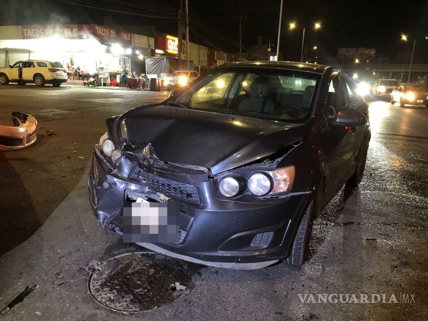$!Tras el impacto, el automóvil Mazda salió proyectado, girando 180 grados y posteriormente impactó una camioneta Honda.