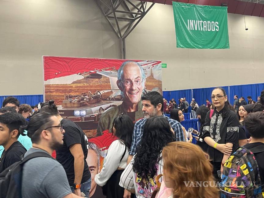 Enloquece el ‘Doc Brown’ a los fanáticos de ‘Volver al Futuro’, en Monterrey