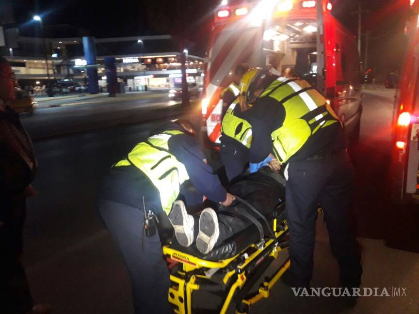 $!Por distraerse con su celular, joven atropella a 2 personas en Saltillo