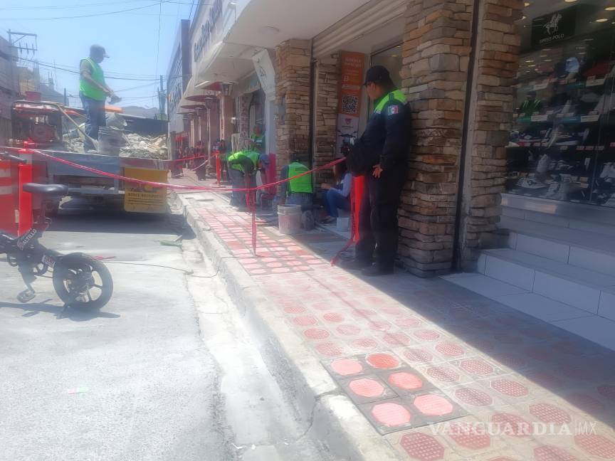 $!En varios puntos se están haciendo los trabajos; la gente espera que se repare toda la acera.