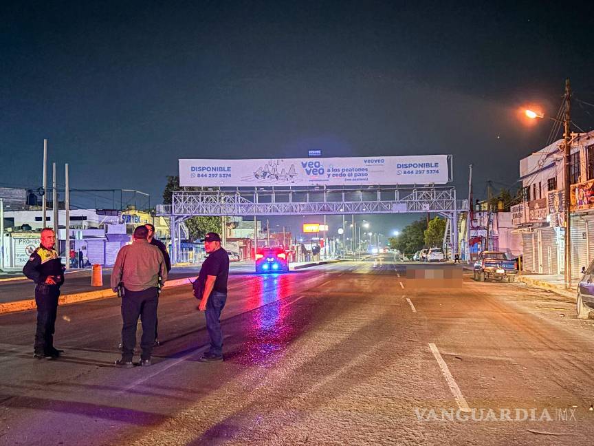 $!Personal de peritos y policía municipal realiza las diligencias en el periférico Luis Echeverría Álvarez tras el fatal atropellamiento.