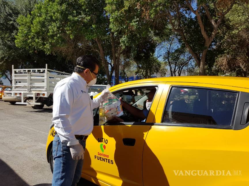 $!Arrancó el reparto de apoyo alimentario a los choferes de taxis en Torreón