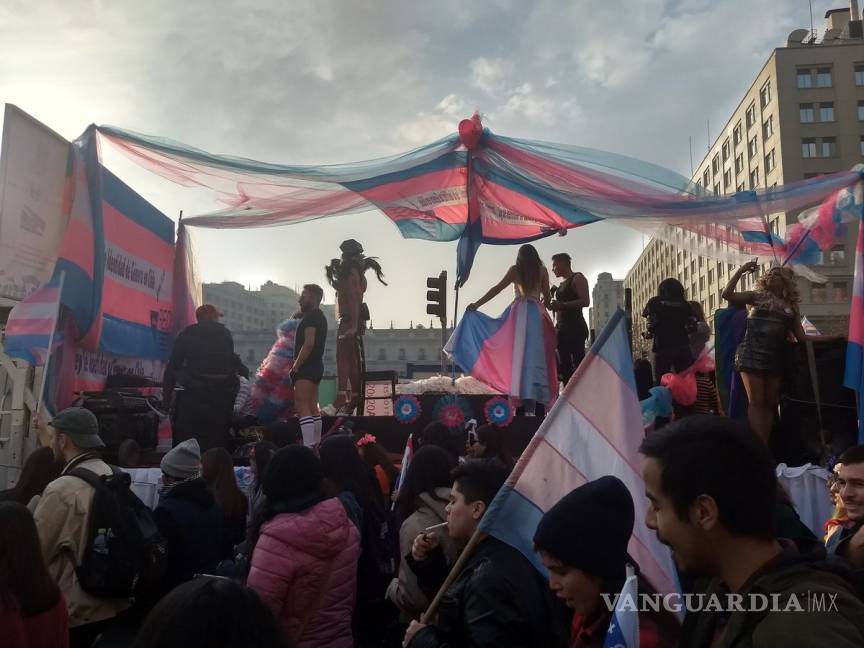 $!Marcha LGBTTTIQA avanza en Reforma; son abucheados por fanáticos del tricolor