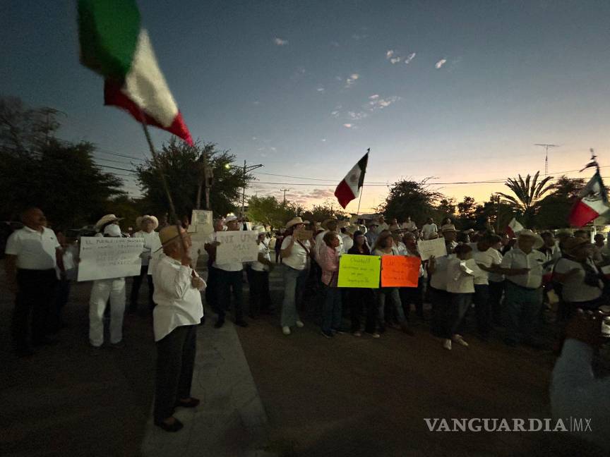 $!Ciudadanos vestidos de blanco se concentraron en la Plaza Magisterio como parte de una movilización nacional.