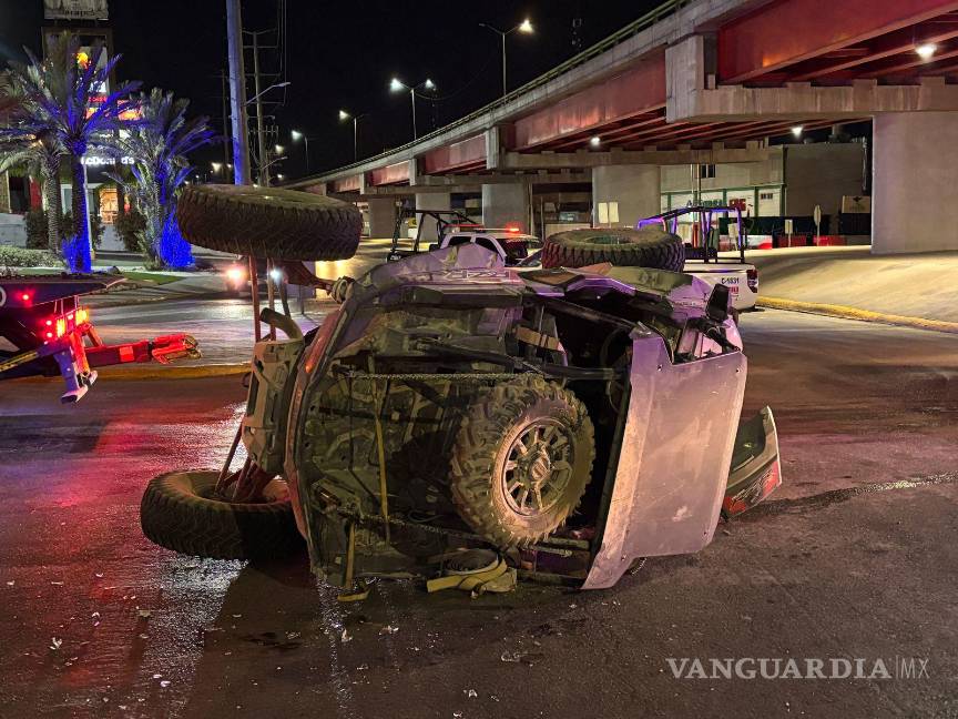 $!El RZR volcó tras la colisión con la camioneta Ford F-150 que se pasó el semáforo en rojo.