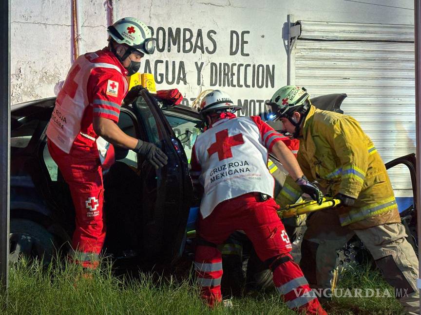$!Paramédicos trasladaron a dos lesionados al Hospital General y uno a la clínica Dos del IMSS para su atención.