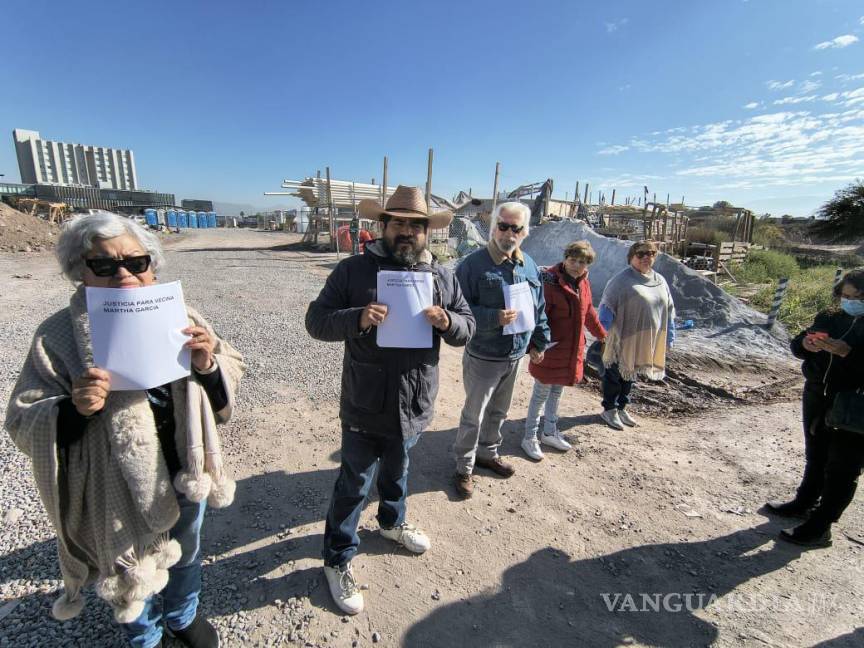 $!Momento del bloqueo en la entrada de la constructora, donde vecinos exigen justicia por la tragedia ocurrida el 9 de diciembre.