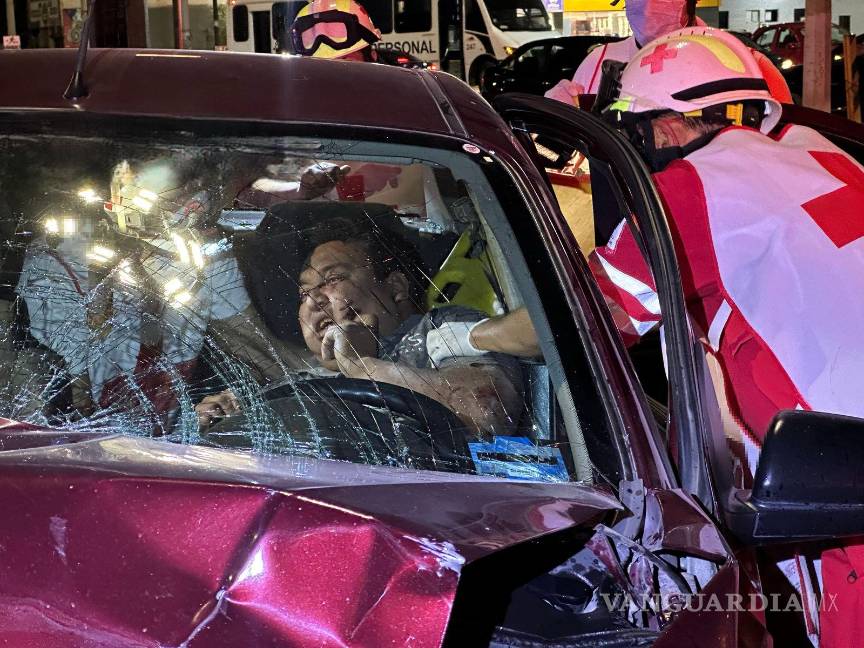 $!Bomberos trabajaron varios minutos para liberar al conductor atrapado en el Aveo.