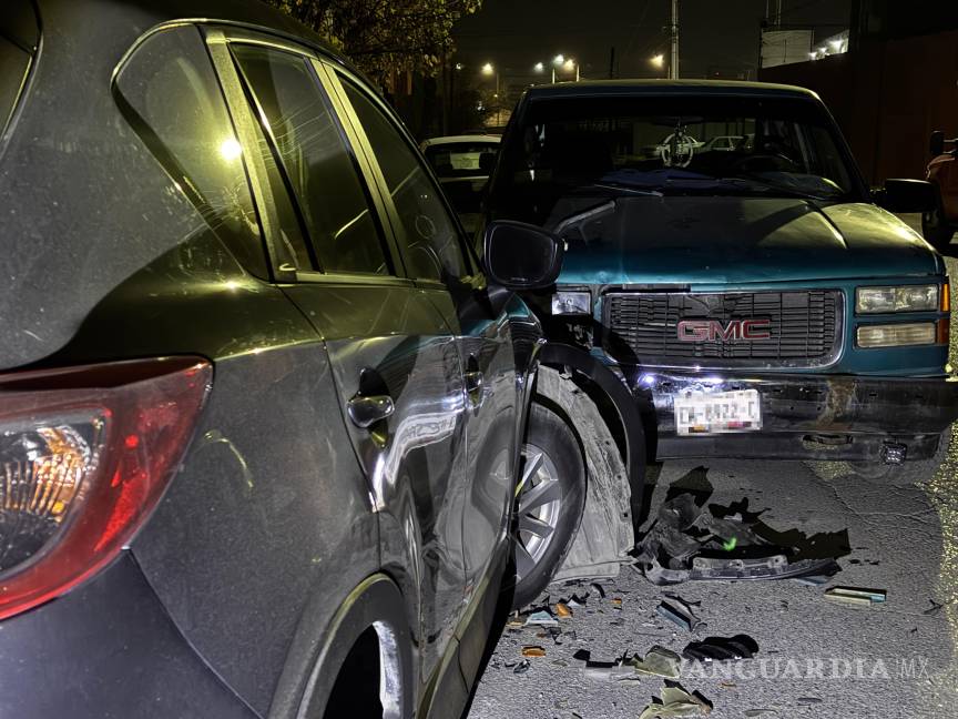 $!El vehículo Mazda que se encontraba estacionado resultó afectado por el choque durante la madrugada.