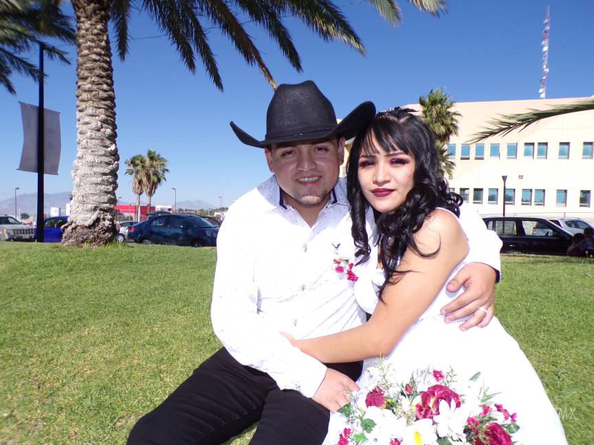 En sencilla ceremonia se casa pareja de saltillenses; coronavirus les impide festejar en grande