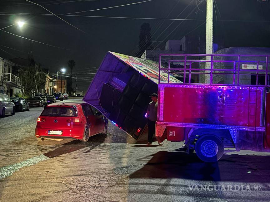 $!Autoridades de Tránsito Municipal acudieron al sitio para deslindar responsabilidades.